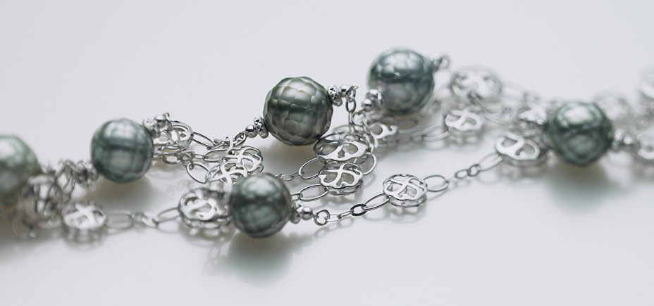 HANASHINJU(South sea black pearl) and K18WG Necklace.